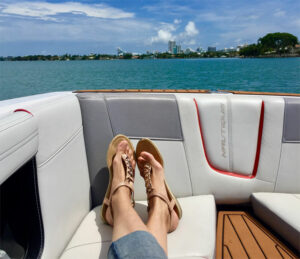 Flat Sandals with Jewels - An Essential Accessory for the Modern Woman