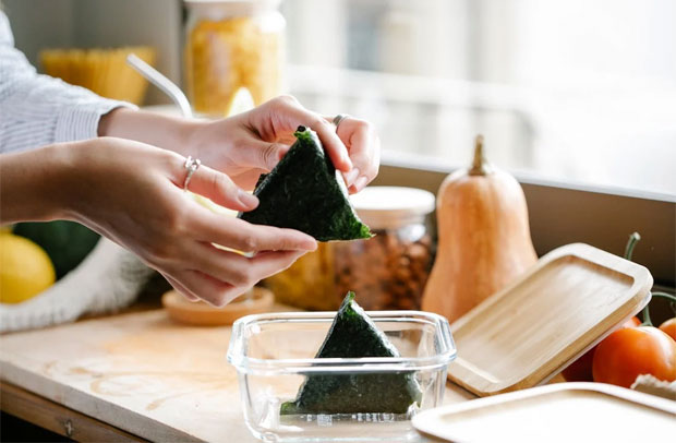 healthy alternatives to sandwiches for lunch onigiri
