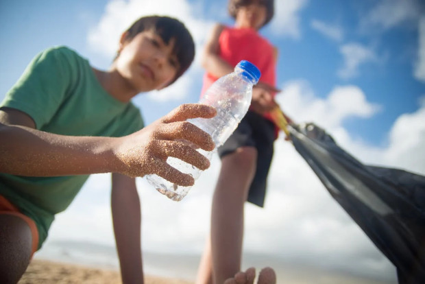 beach clean rubbish plastic bottles